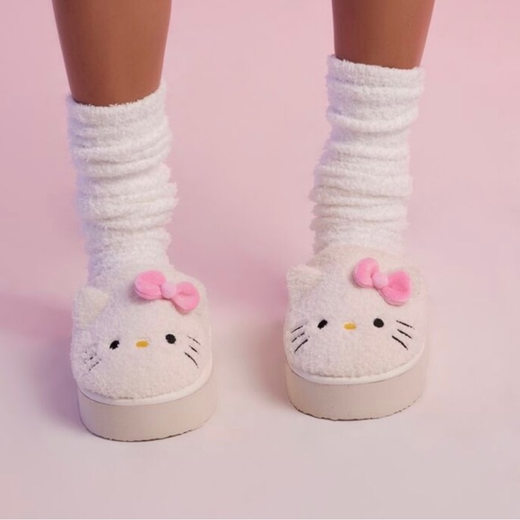 Hello Kitty Slippers - Picture 3 of 3